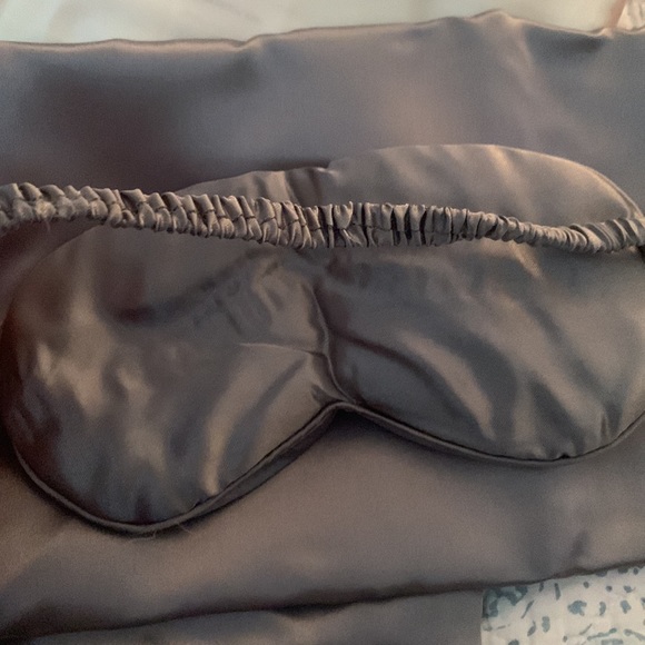 Satin pillowcases and eye mask - Picture 7 of 9